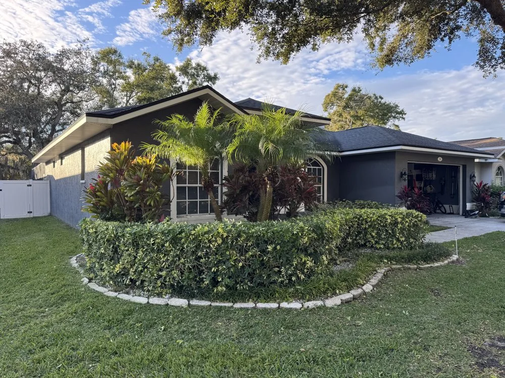 Well-maintained Florida home with a lush green lawn cared for by LawnSmith